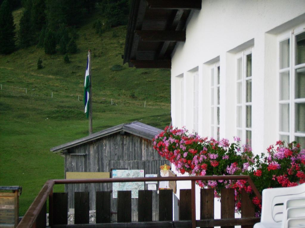Rifugio Gardeccia Hutte Hotel Pozza di Fassa Luaran gambar